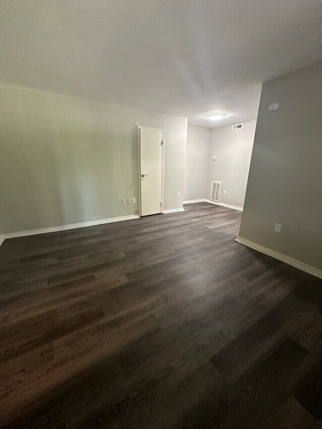 Building Photo - Riverside