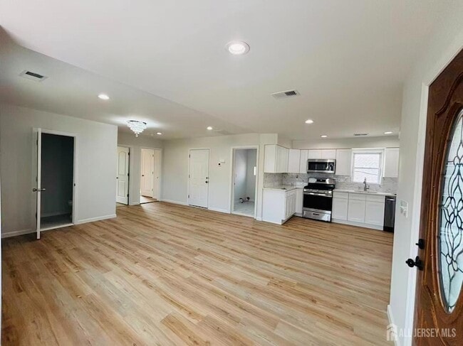 Building Photo - 17 1/2 Thomas Street Unit 2F