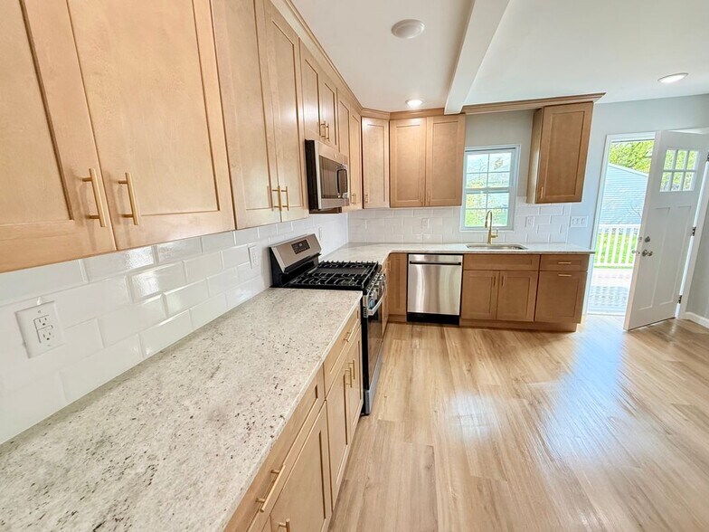 Building Photo - 13 Roosevelt Ave