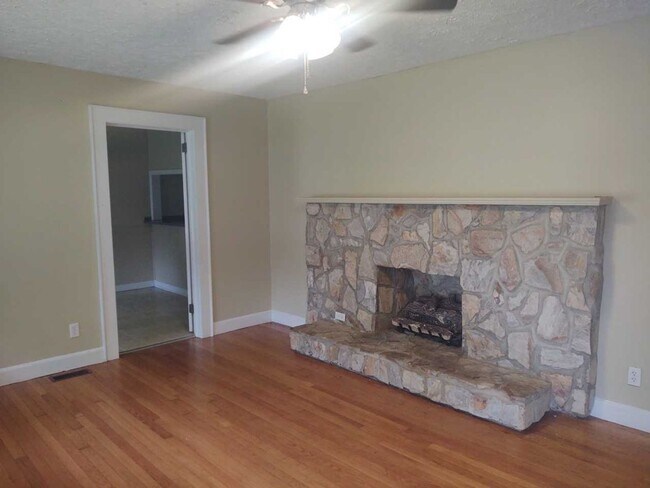 Building Photo - 3 bedroom 2 bath house available now! Pet friendly!