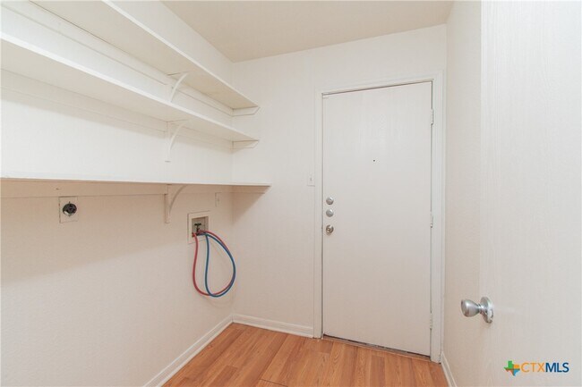 Building Photo - 2907 Lantana Dr