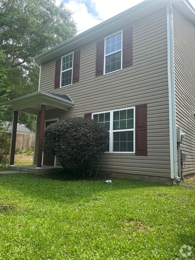 Building Photo - Welcome to this spacious 4-bedroom, 2.5-ba...