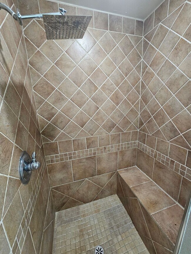 Building Photo - 3-bedroom, 2-bathroom home located in the vibrant city of Long Beach