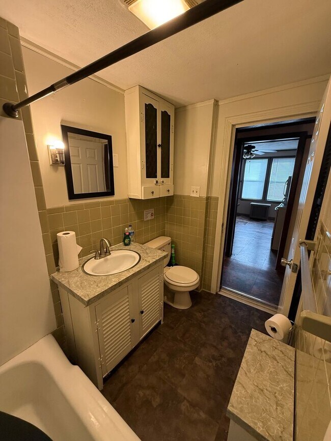 Building Photo - Spacious 3 bedroom 1 bathroom