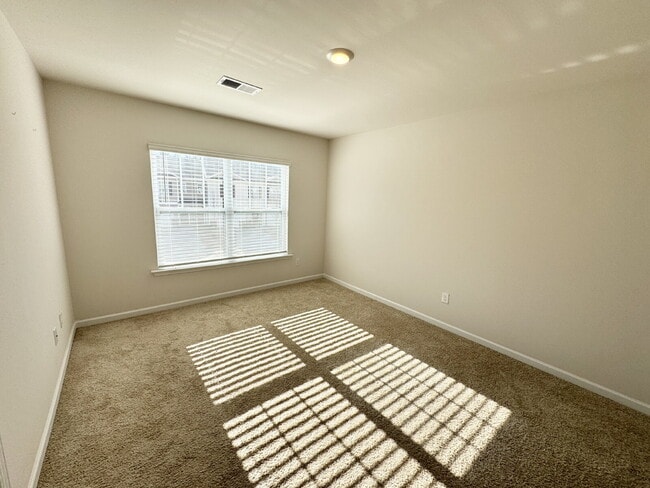 Building Photo - Charming 3-bedroom townhome ready to welcome a new family!