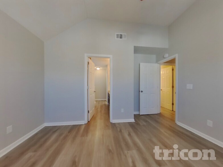 Building Photo - 2901 Westchester Ct