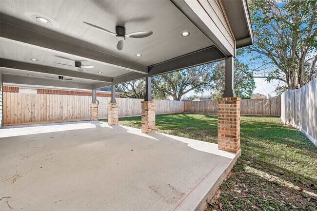 Building Photo - 1720 Old Creek Dr