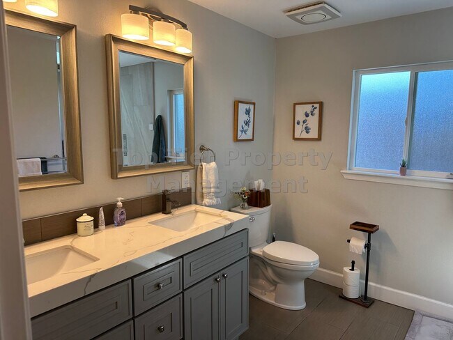 Building Photo - Beautifully updated 3 Bed / 2 Bath / 1,584...