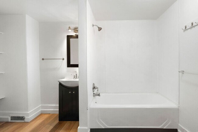 Building Photo - 331 Roberts St