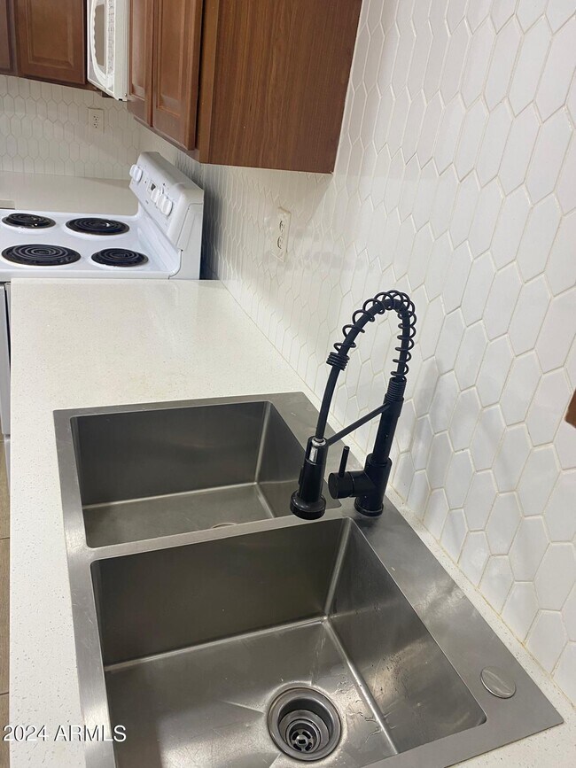 Building Photo - 1613 W Mountain View Rd