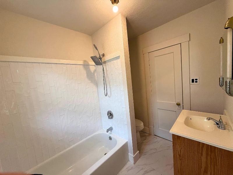 Building Photo - 904 E Ash St