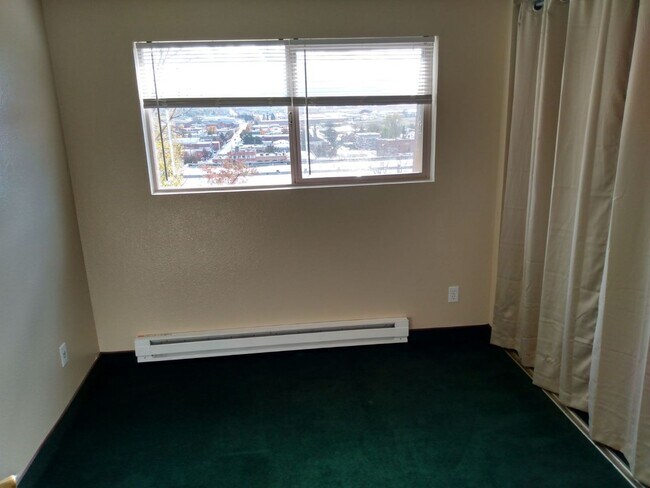 Building Photo - 2 bedroom 1 bathroom upstairs apartment - Granvue Apartments,