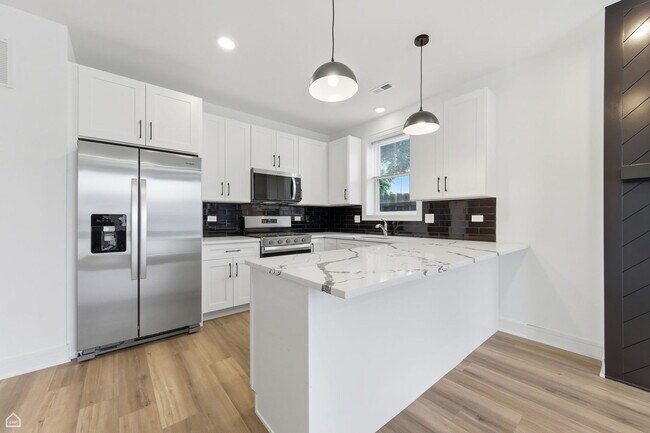 Building Photo - 3902 S Lake Park Ave