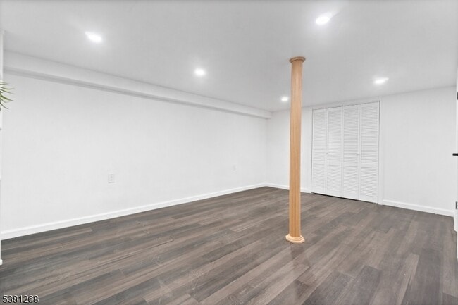Building Photo - 656 Park Ave