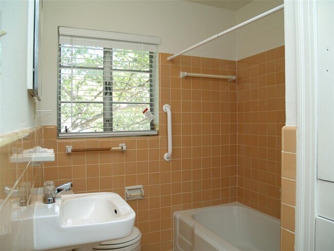 Building Photo - 307 E 33rd St