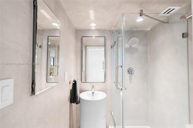 Building Photo - 2655 Collins Ave