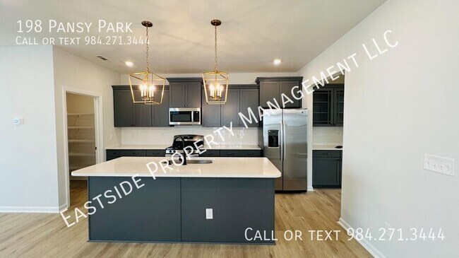 Building Photo - 198 Pansy Pk