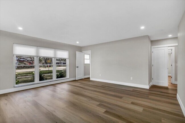 Building Photo - 525 Lamara Way NE