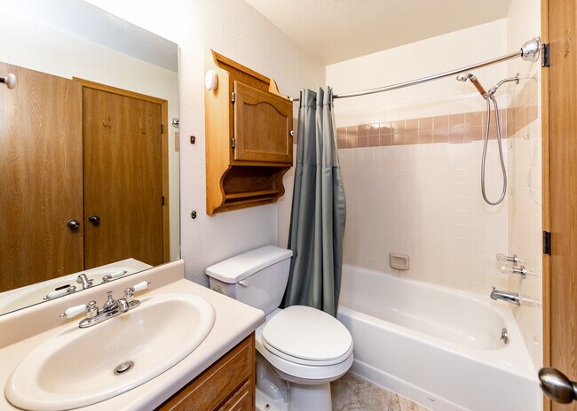 Building Photo - 838 Daffodil St