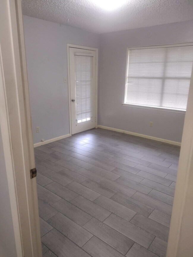 Building Photo - 529 Broad St