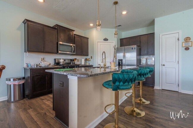 Building Photo - 3 bed and 2.5 bath house with 2 car garage near ETSU - move in ready