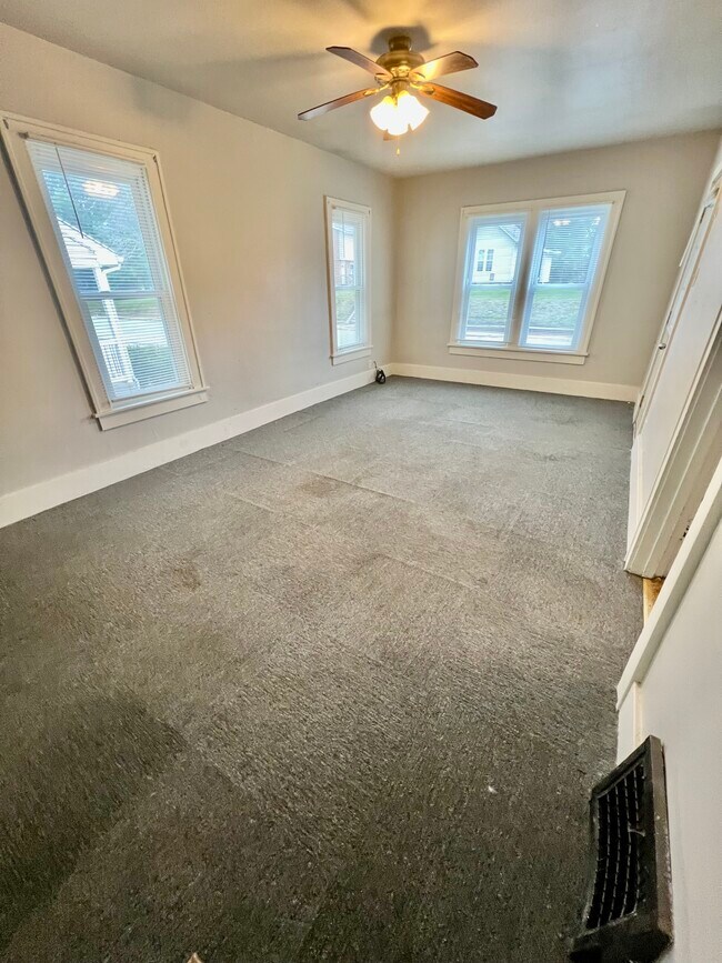 Building Photo - 407 W Adams St