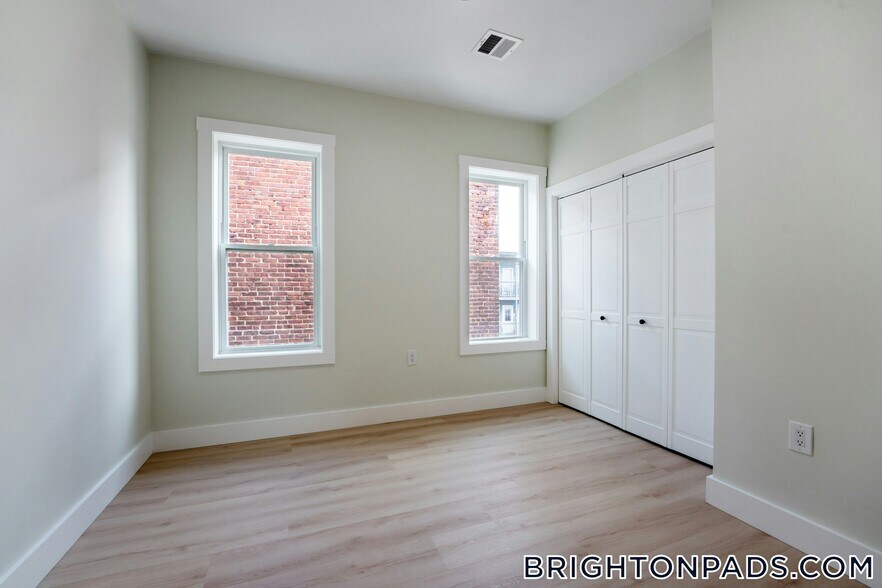 Building Photo - 47 Brackett St