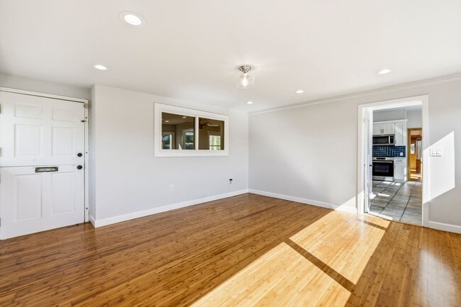 Building Photo - Classic 3bed/2bath Home Near Lake Merritt with Fresh Updates