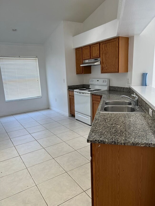 Building Photo - 4 Bedroom 3 Bath Single Family Home