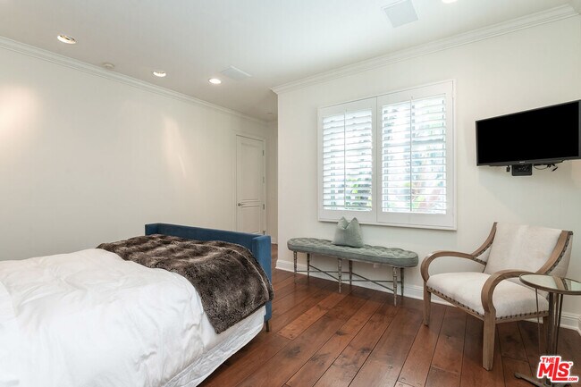 Building Photo - 9329 Nightingale Dr
