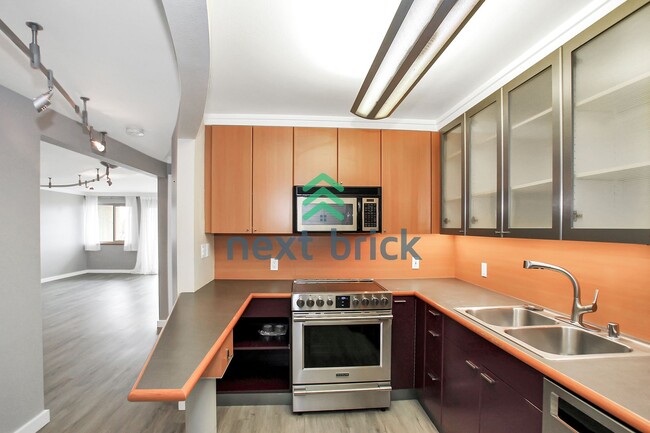 Building Photo - Spacious 2-Bedroom, 1-Bathroom Stylish Hom...