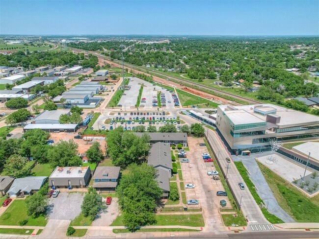 Building Photo - 131 W Acres St