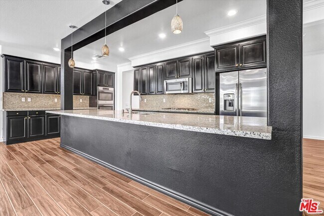 Building Photo - 577 Comet Ave