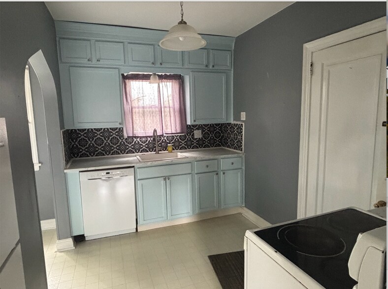 Kitchen - 209 W Dudley St