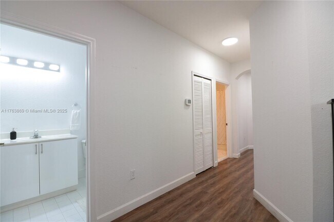 Building Photo - 10868 NW 84th St