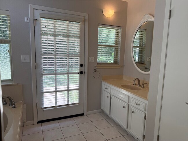 Building Photo - 6015 Los Robles Dr