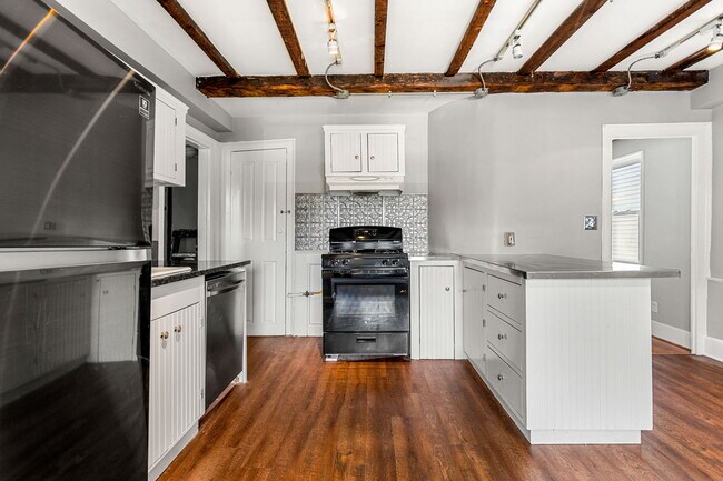 Building Photo - 8 Carlton St