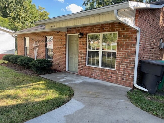 Building Photo - 3 Bed/ 1 Bath Charming House!