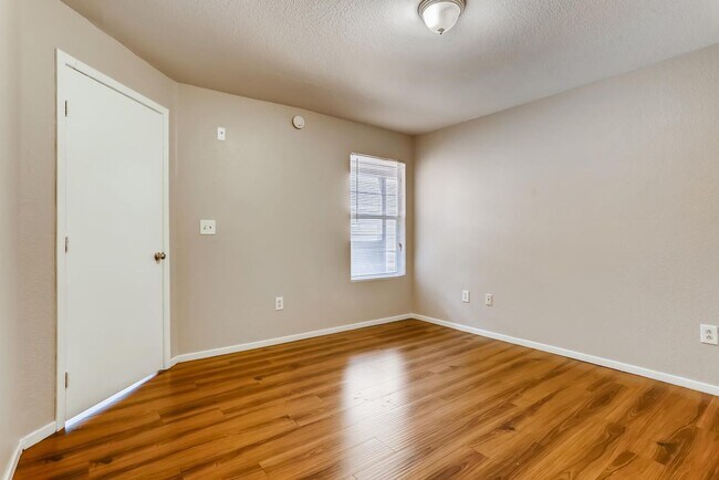 Building Photo - 2nd Floor Condo In Move-in Condition / Gated Southwest Community