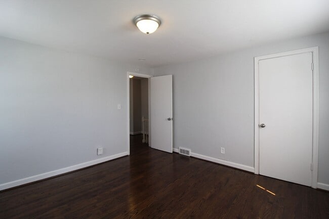 Building Photo - 2 Bedroom Duplex in North Kansas City