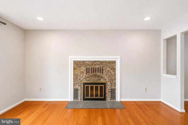 Building Photo - 11 Noblewood Ct