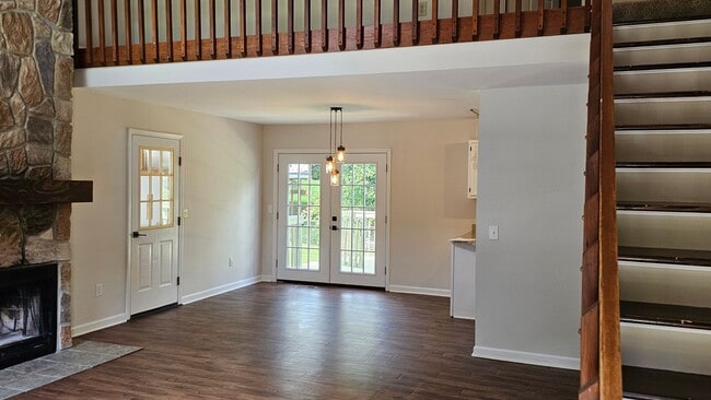 Building Photo - 3 Bedroom 2 Bathroom House in Gray Area