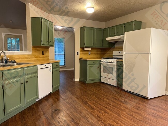 Building Photo - Charming 3 Bedroom