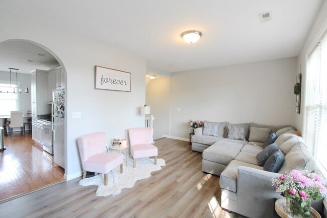 Building Photo - Large townhome with garage for rent in Taylor Springs!