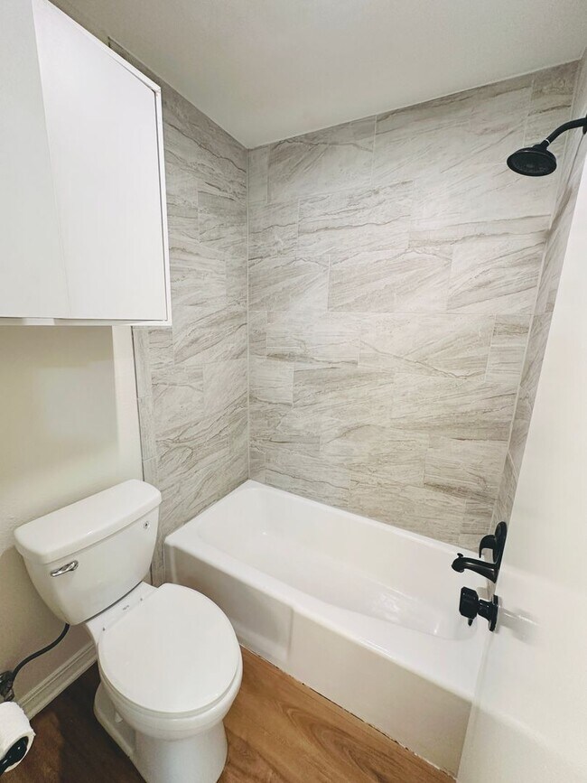 Building Photo - MOVE IN SPECIAL!!! - Updated 3-Bed Home wi...