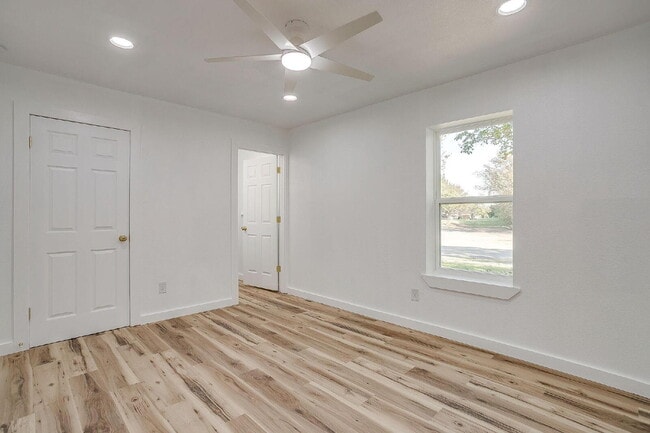 Building Photo - 521 Mesquite Ave N