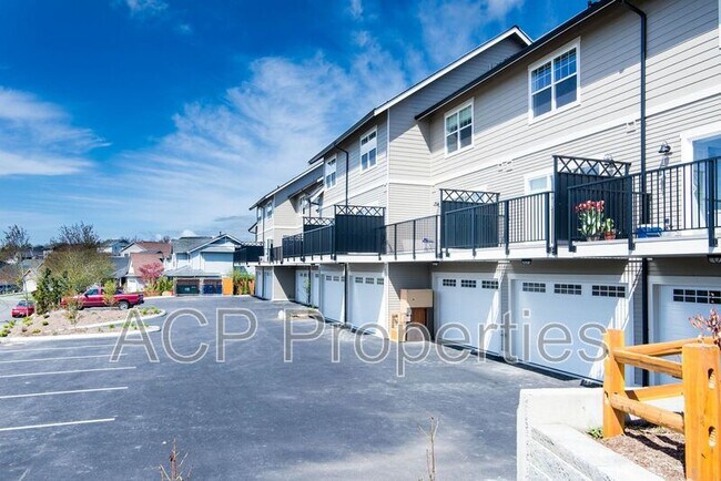 Building Photo - 4606 Tremont Ave