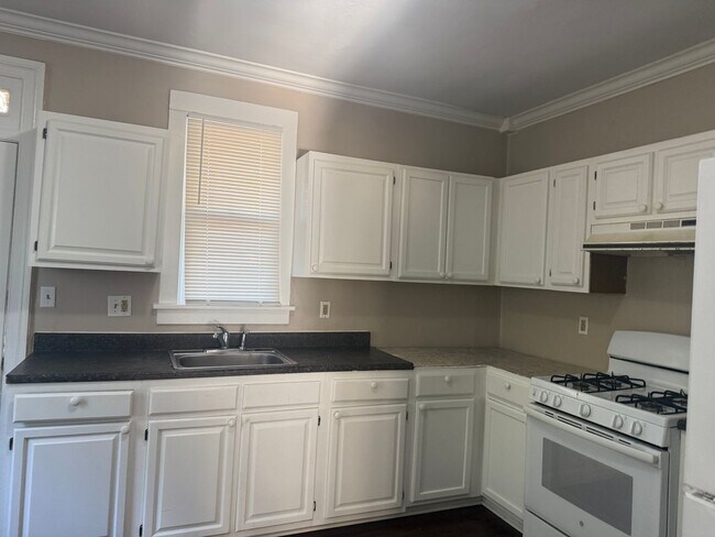 Building Photo - 823 Pine St