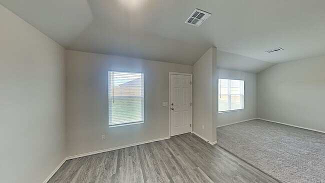 Building Photo - Very Nice 4 Bedroom 2 Bath Home in Yukon S...