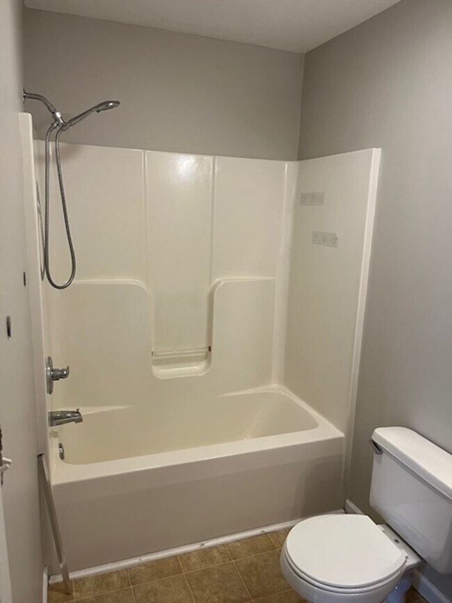 Building Photo - Spacious 2 Bed, 2.5 Bath Townhome in Peace...
